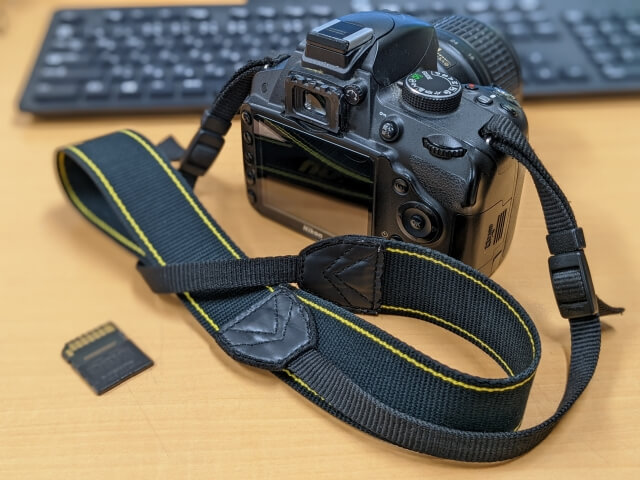 机の上のカメラとSDカード
