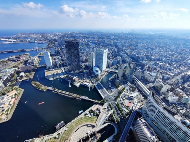 高層ビルと青空の景色